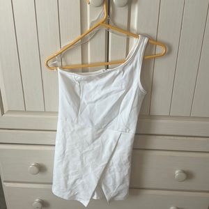 it a one shoulder jumpsuit type of dress, it crosses at the bottom!